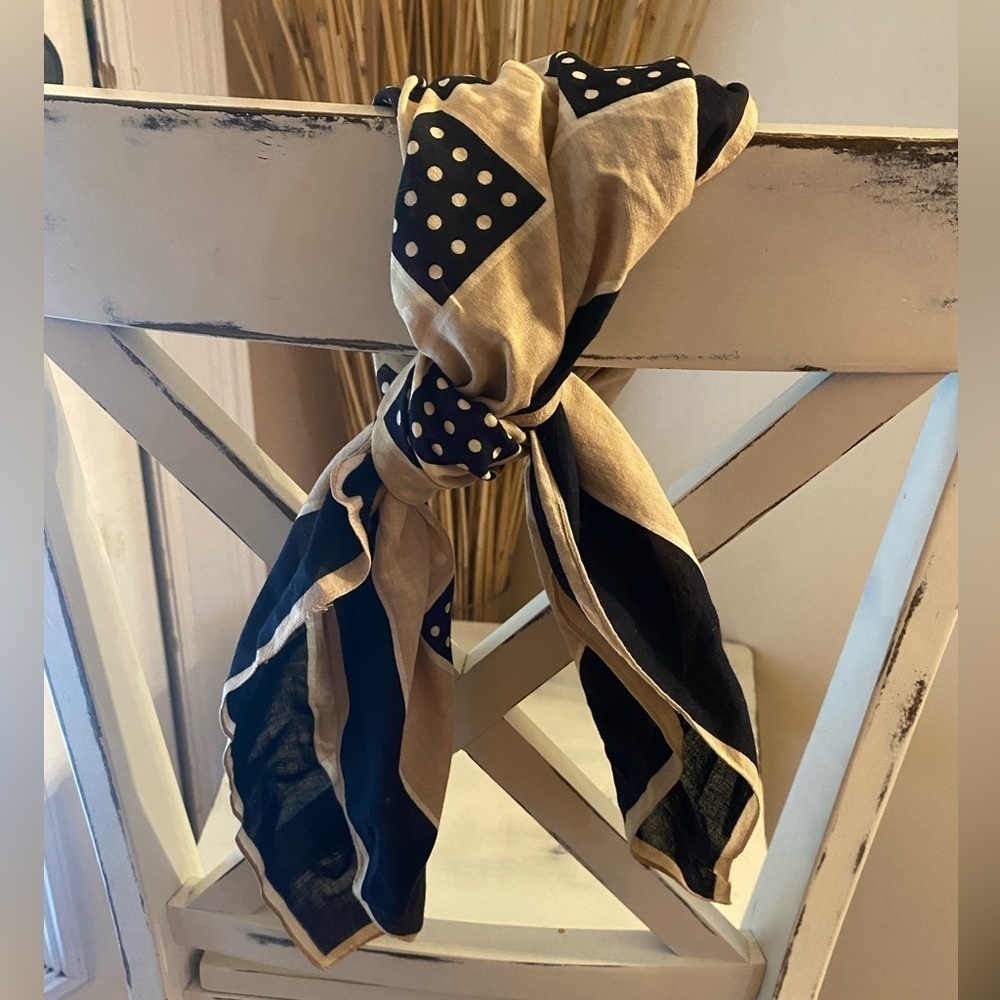 Vintage Echo 25” square black and tan coloured scarf